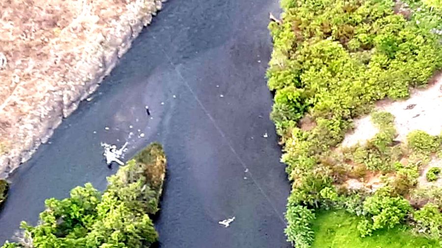 El cable cruza el río Juramento, en Salta, y quedaron en el agua los restos del helicóptero que transportaba a Jorge Brito.