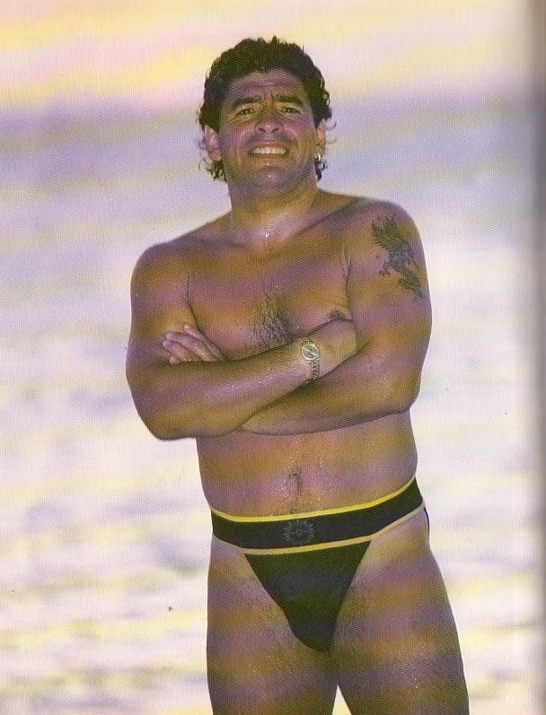 Todas las veces que Diego Maradona vistió Versace
