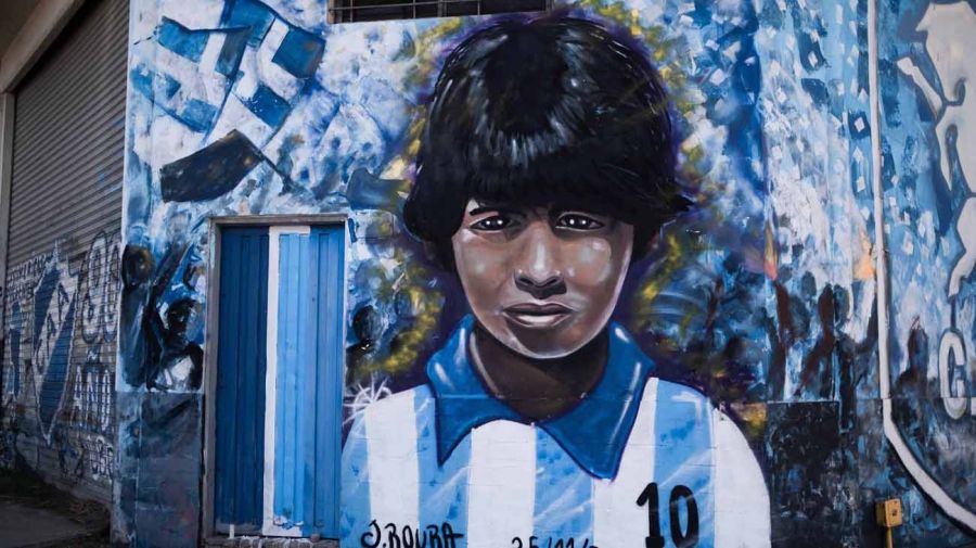  mural con el rostro de Diego Maradona 20201126
