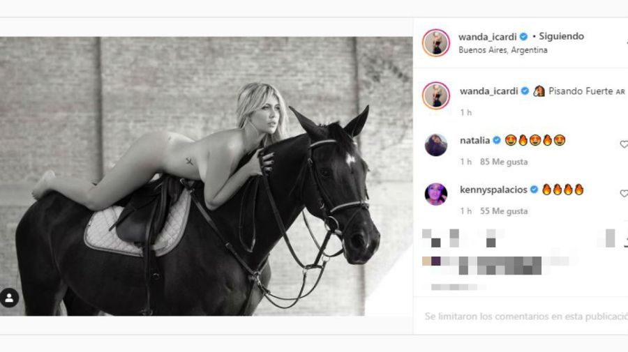 Wanda Nara, desnuda sobre el caballo
