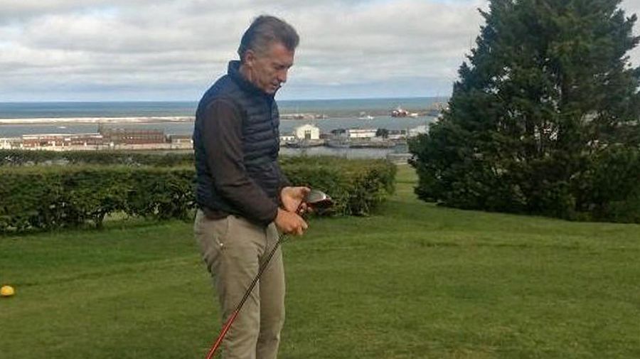 Mauricio Macri juega golf 20201202 