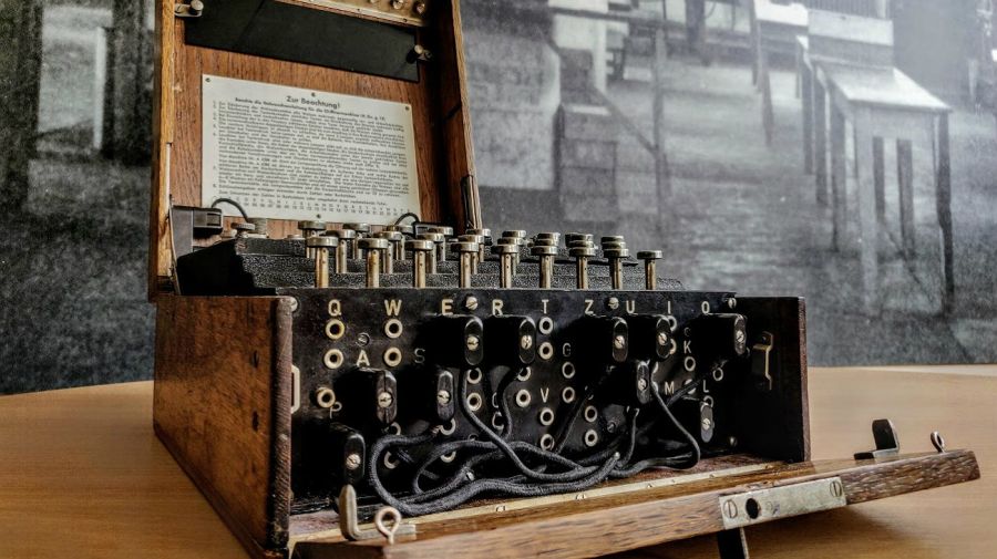 Máquina Enigma, utilizada para cifrar información durante la Segunda Guerra Mundial.