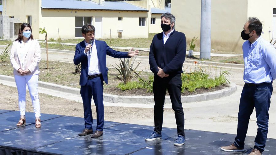 Kicillof y Máximo Kirchner, en el acto de entrega de viviendas en Moreno en que estuvieron en contacto con un contagiado de coronavirus.