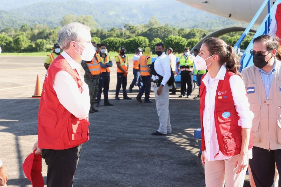 Sin Felipe, la reina llegó a Honduras para realizar ayuda comunitaria