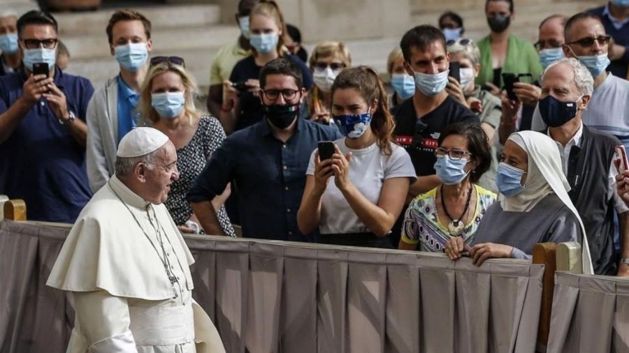 El Papa Francisco saluda a fieles en el Vaticano