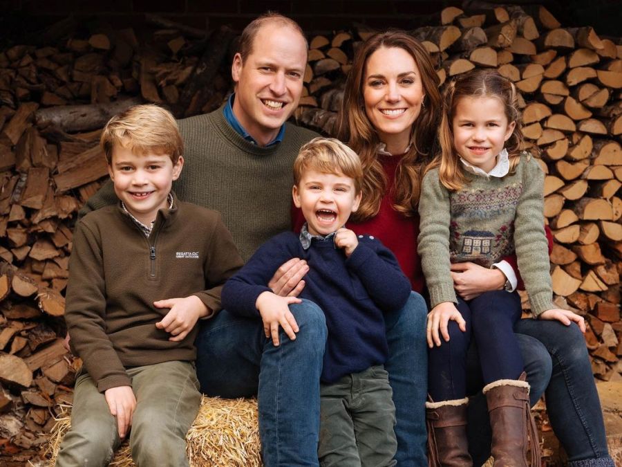 El príncipe William y Kate Middleton lanzaron su postal navideña junto a sus hijos