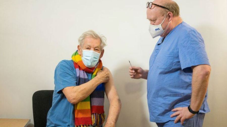 Ian McKellen se vacuna contra el Covid 19