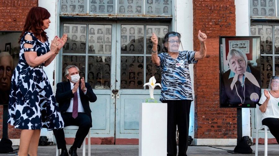Iris Avellaneda recibe el premio Azucena Villaflor en la ESMA, con Cristina Kirchner y Alberto Fernández