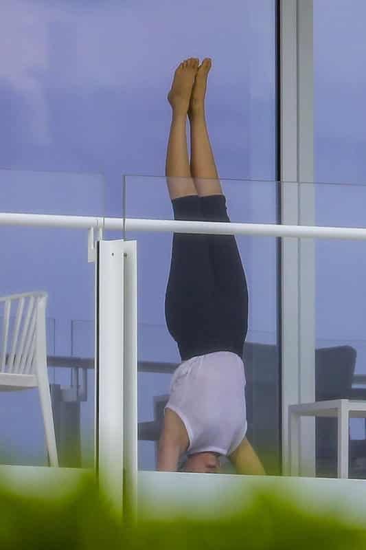 Thalía en Miami hace yoga