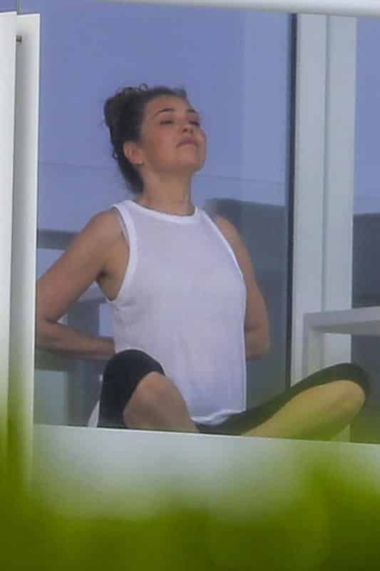 Thalía en Miami hace yoga