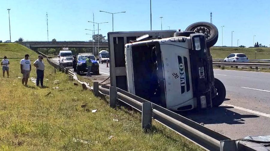 El vuelco de un camión en la Panamericana provocó serios problemas al tránsito.