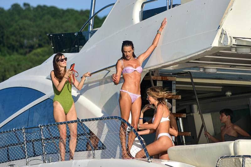 Alessandra Ambrosio y sus fotos más hot a bordo de un yate de lujo