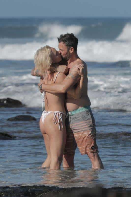  Brian Austin Green y Sharna Burgess apasionados en la playa