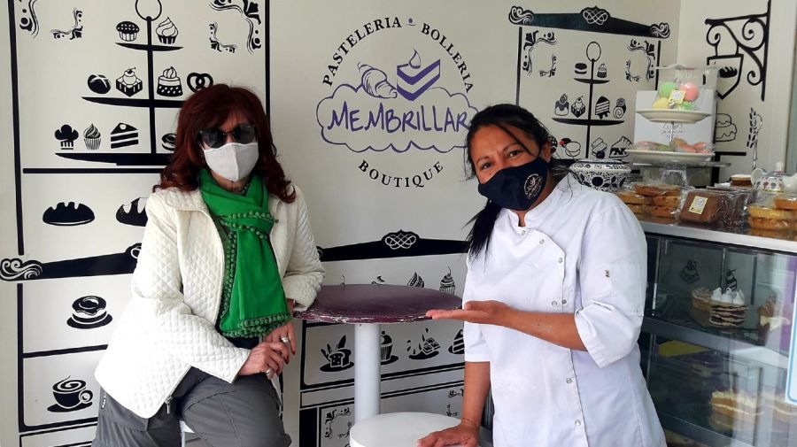 Cristina Kirchner y Analía, en la pastelería de El Calafate
