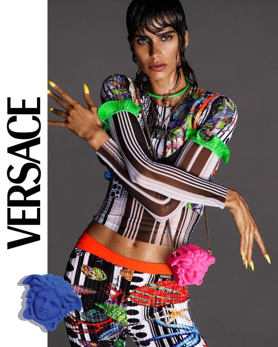 En clave Versace: Kendall Jenner, Hailey Bieber y Mica Argañaraz, juntas en la propuesta 2021