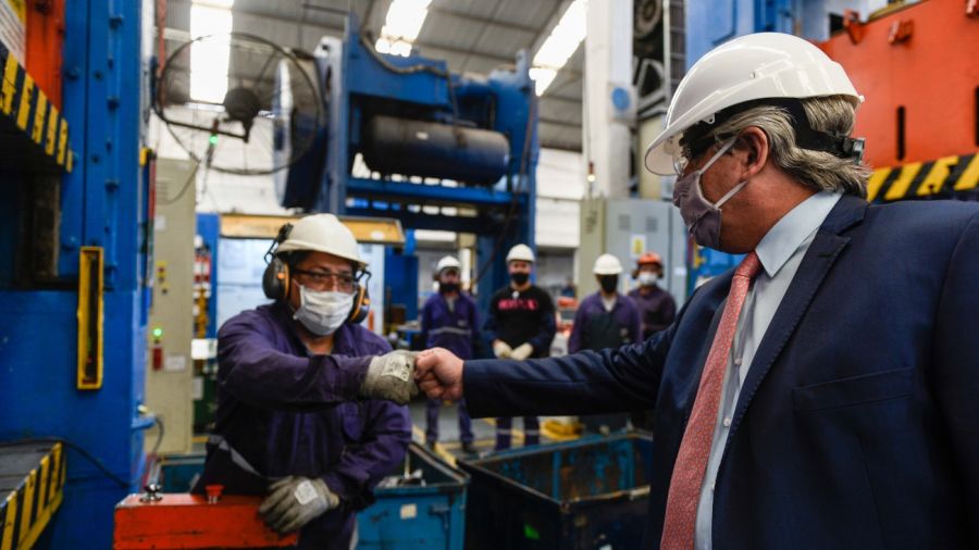 Alberto Fernández en la planta de la autopartista metalúrgica Maro, en Baradero.