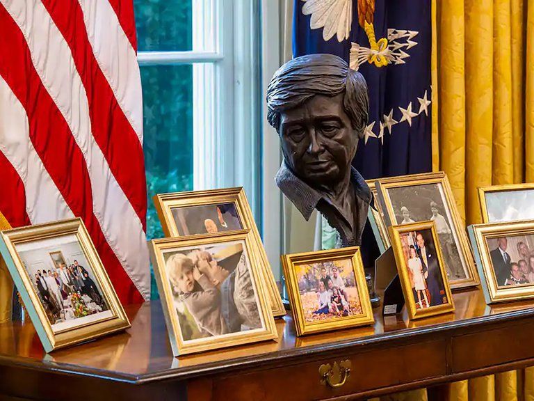 Desde Luther King a una roca lunar: Así fueron los cambios en el nuevo Despacho Oval de Joe Biden