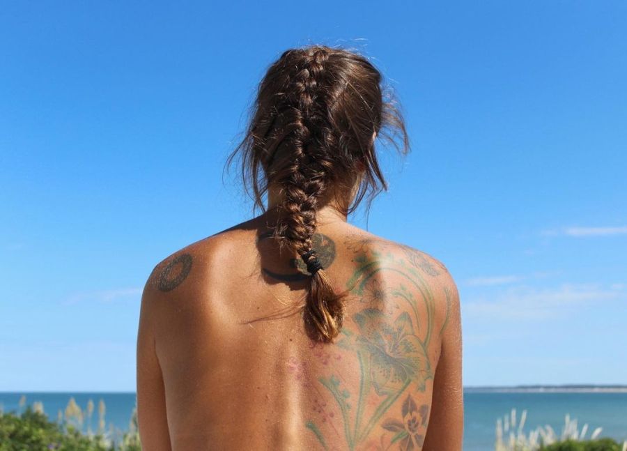 ¿Qué dice?: Juana Viale mostró el gran tatuaje que tiene en la espalda 