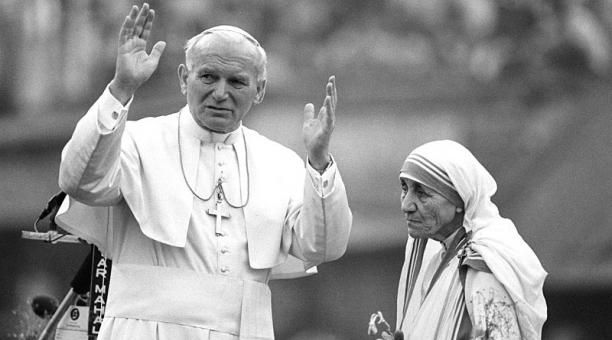 Juan Pablo II junto a la Madre Teresa de Calcuta