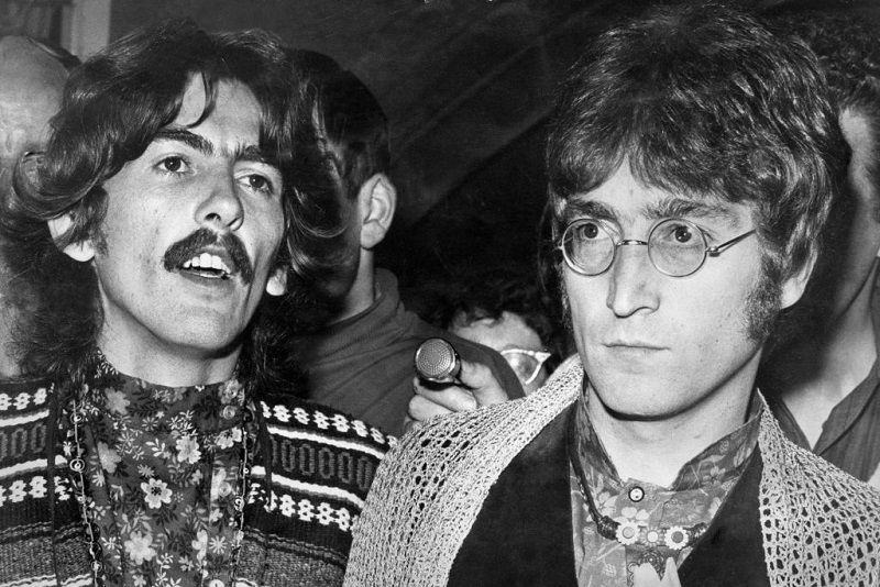 George Harrison junto a John Lennon 