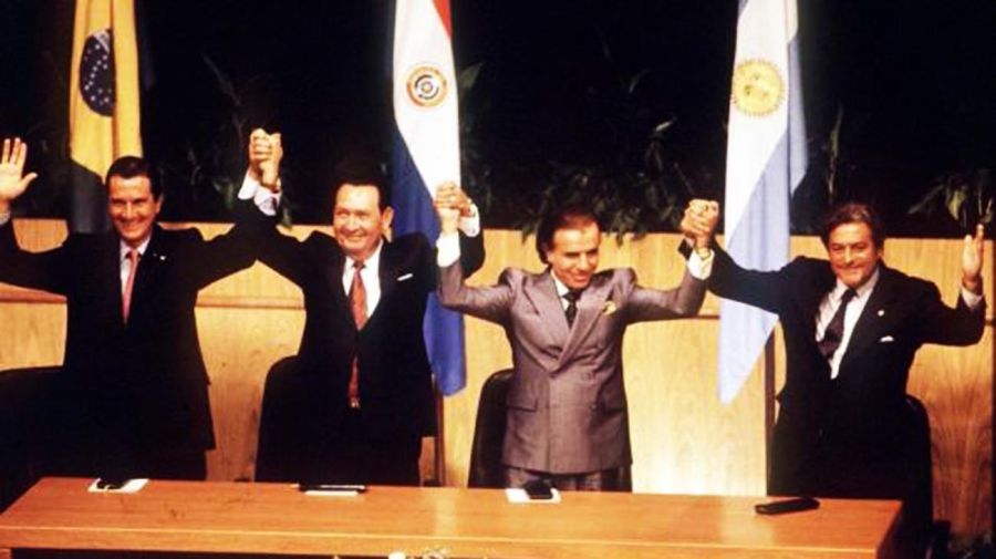Los representantes Collor de Mello de Brasil; Rodríguez de Paraguay; Menem de Argentina; y Lacalle Uruguay.