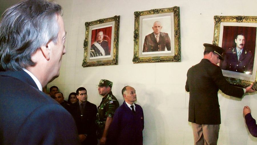 Néstor Kirchner cuando hizo bajar cuadros de Videla y Bignone en el Colegio Militar