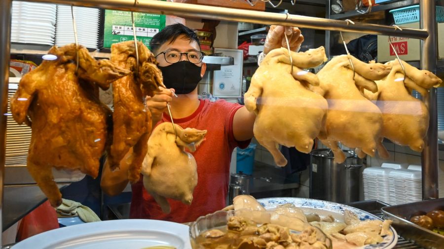 Alerta sanitaria mundial ante la primera transmisión de gripe aviar H5N8 a un humano.