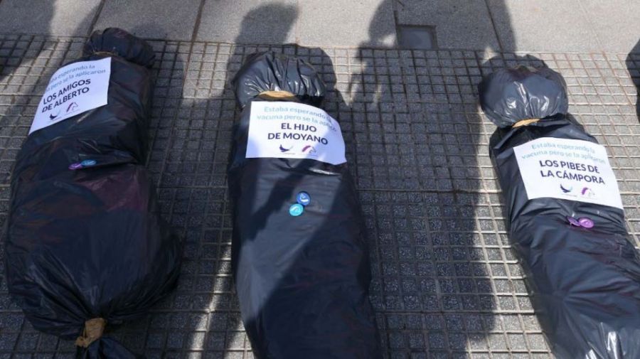 Bolsas mortuorias contra el Vacunatorio VIP en Plaza de Mayo.