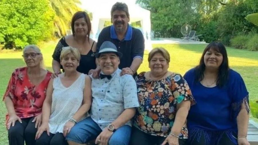 Diego Maradona y sus hermanas y hermanos
