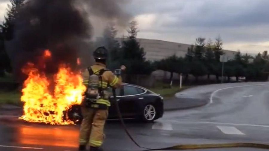 ¿Qué pasa si se prende fuego un auto eléctrico?