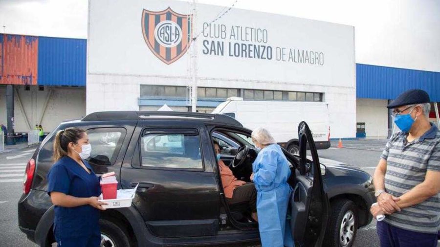 La Ciudad comenzó a vacunar a los mayores de 75 años contra el coronavirus 20210331