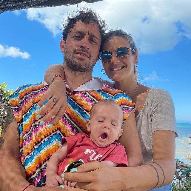 Fuerte respuesta de Mica Vázquez luego de que la criticaran por llevar a su bebé a la playa