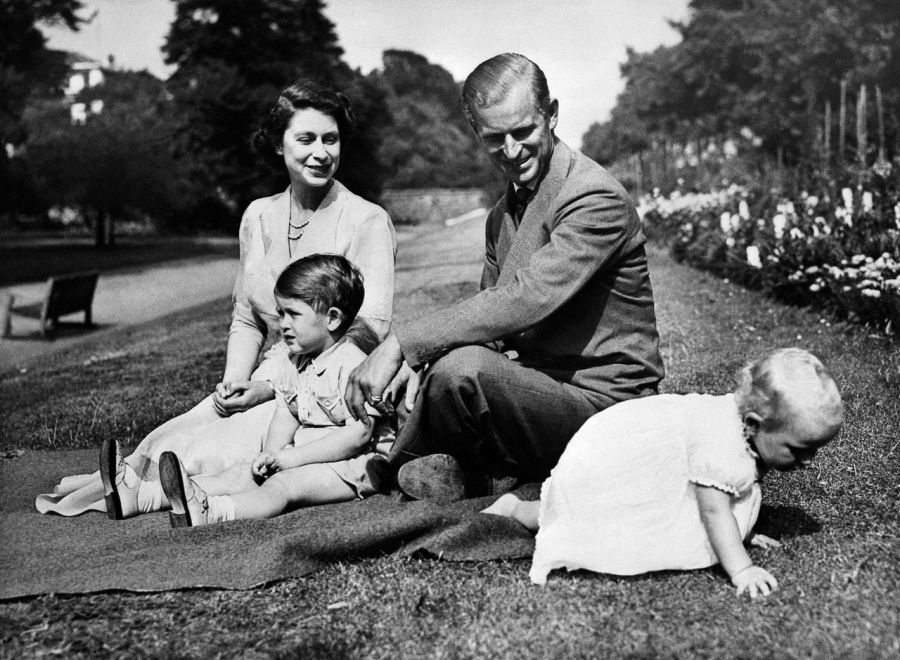 Felipe de Edimburgo, su vida en fotos junto a la reina Isabel