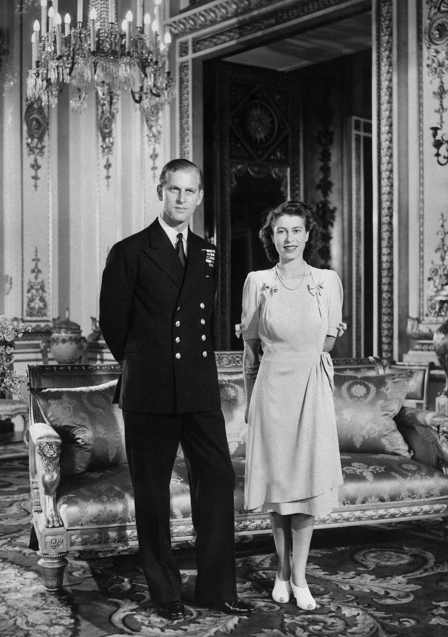 Felipe de Edimburgo, su vida en fotos junto a la reina Isabel
