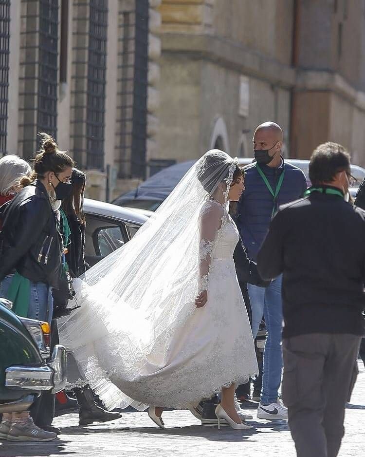 Lady Gaga cautiva con su vestido de novia en las grabaciones de 