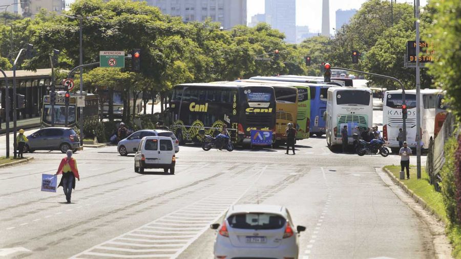 corte de micros de turismo en la 9 de juilo 20210413