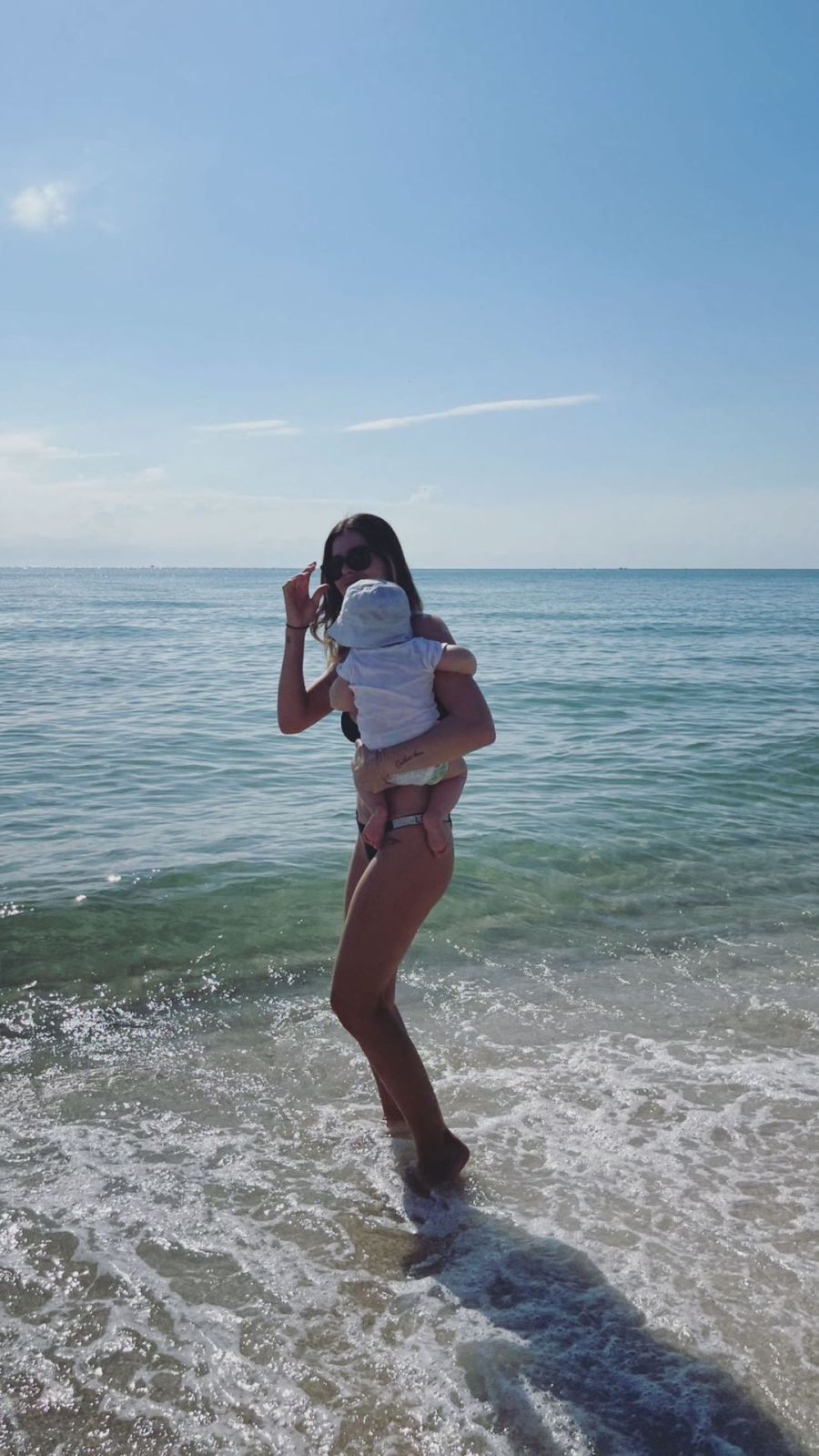En la playa: las fotos de la China Suárez con Amancio y Magnolia en Miami