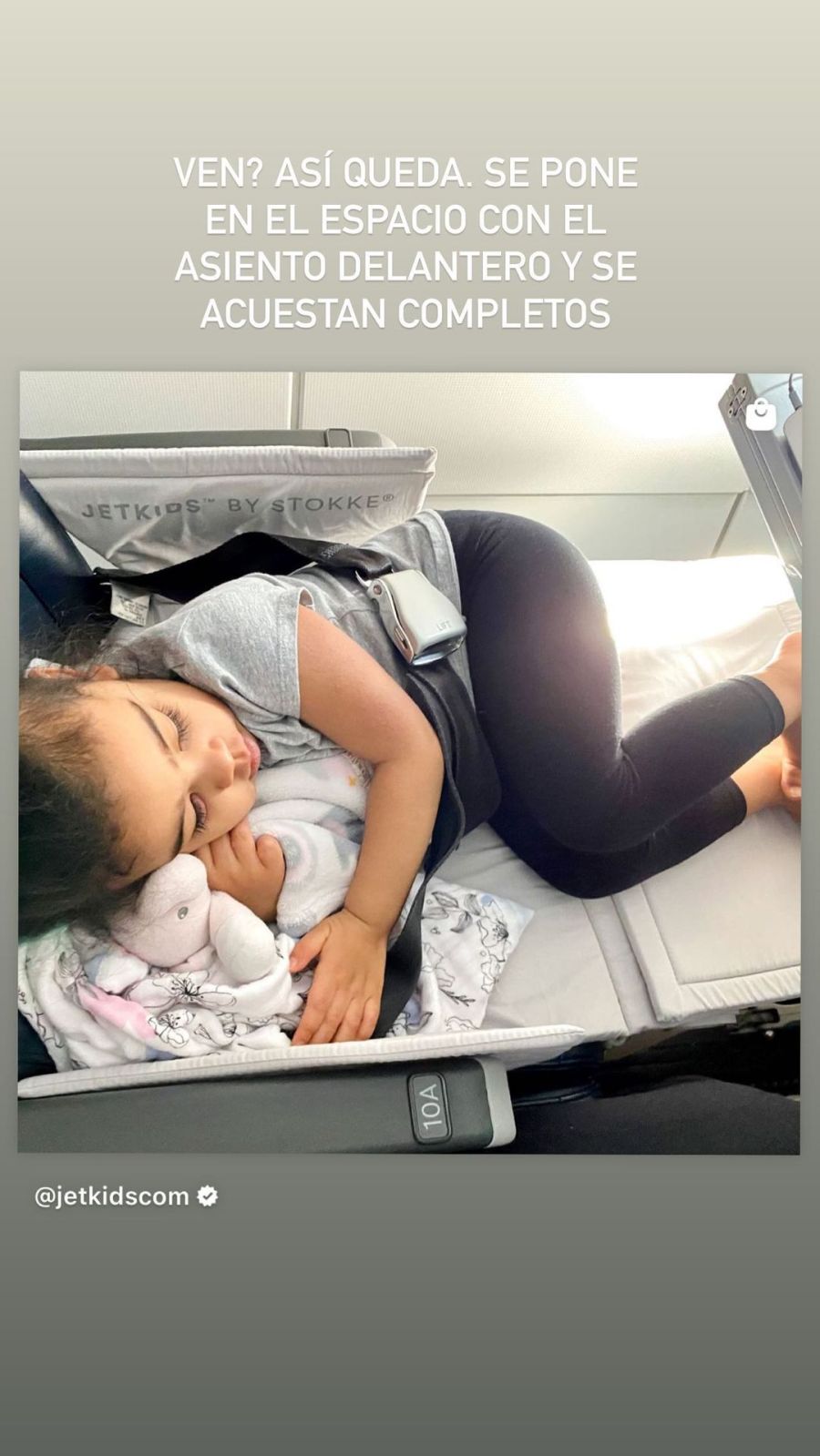La técnica de la China Suárez para que sus hijos viajen cómodos en el avión