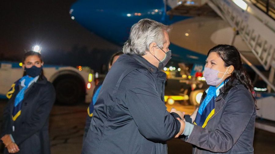 El presidente Alberto Fernández saludando al personal de Aerolíneas antes de partir hacia Europa.
