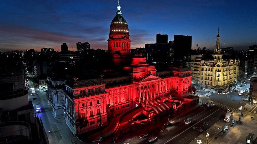 El Congreso, iluminado de rojo en el marco del Día Mundial de la Higiene Menstrual.