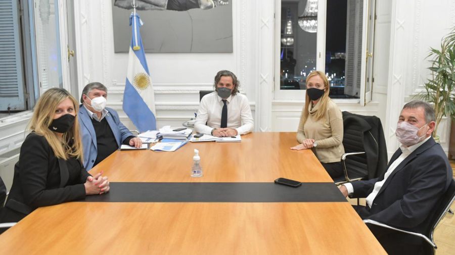 El jefe de Gabinete Santiago Cafiero con senadores oficialistas