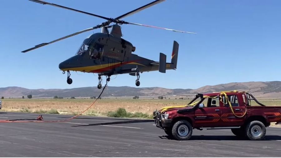 Toyota Hilux lanzada desde helicóptero