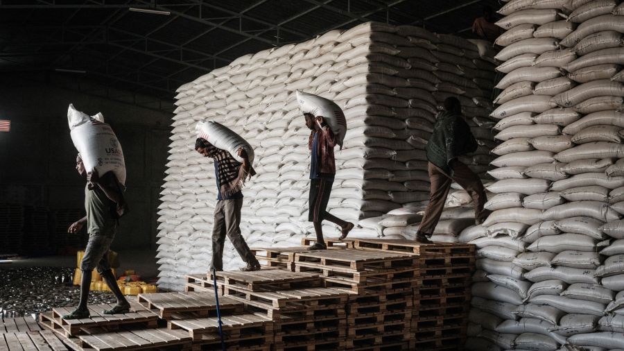 Fotogaleria Etiopia Trabajadores transportan sacos de trigo para una distribución de alimentos para 4503 personas, que huyeron de la violencia en la región etíope