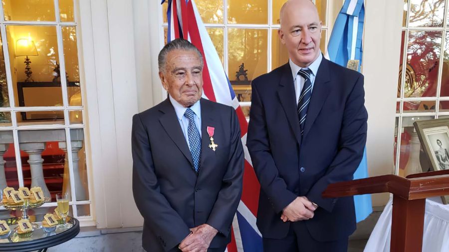 Condecorado. Eduardo Eurnekian con el embajador inglés Mark Kent.