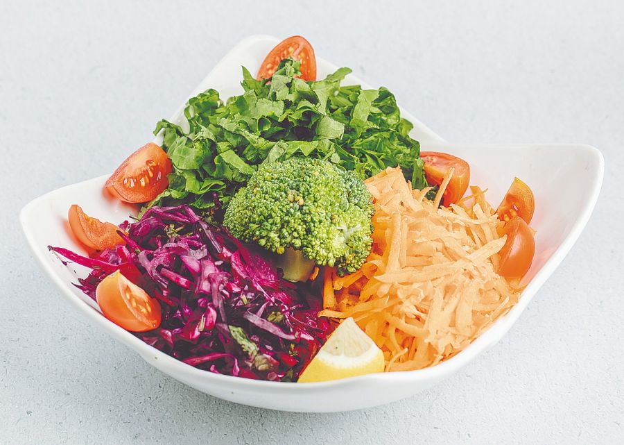 La zanahoria es un alimento muy versátil. Se la puede usar en ensaladas, en guisos, en sopas, en jugos, ¡hasta para preparar deliciosos postres!