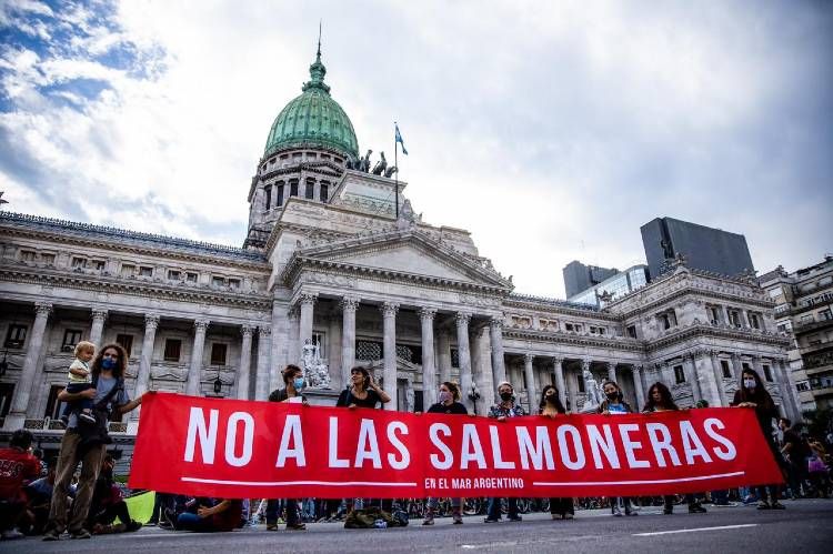 Tierra del Fuego prohibe los criaderos de salmón