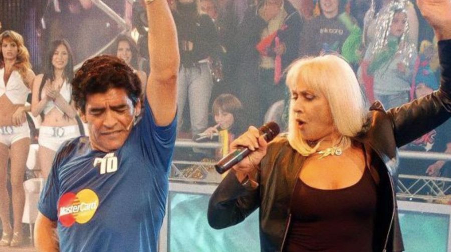 El icónico momento de Raffaella Carrà cantando junto a Diego Maradona 