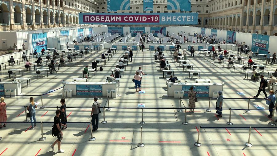 Fotogaleria Esta fotografía Rusia muestra el centro de vacunación de Gostiny Dvor en Moscú. - En la pancarta se lee Venzamos juntos al COVID-19
