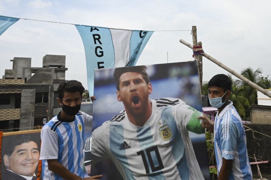 Furor por Messi y la Argentina en las calles de Calcuta.