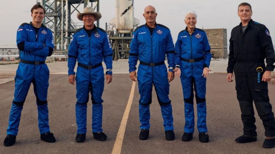 Jeff Bezos y la tripulación que viajó al espacio con él